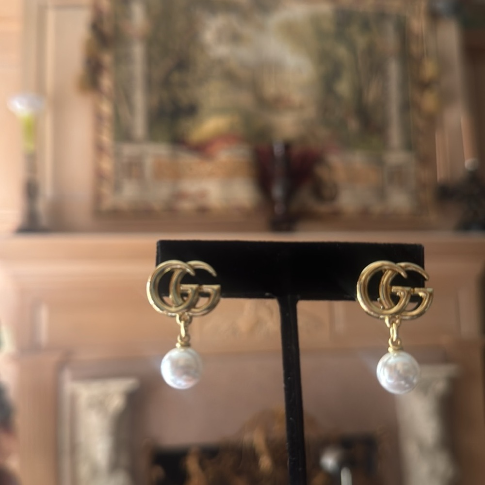 Gucci Gold tone Double G Earrings with White flex Pearl Drops - Picture 4 of 4
